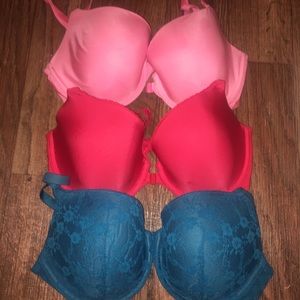 Victoria’s Secret/pink bras